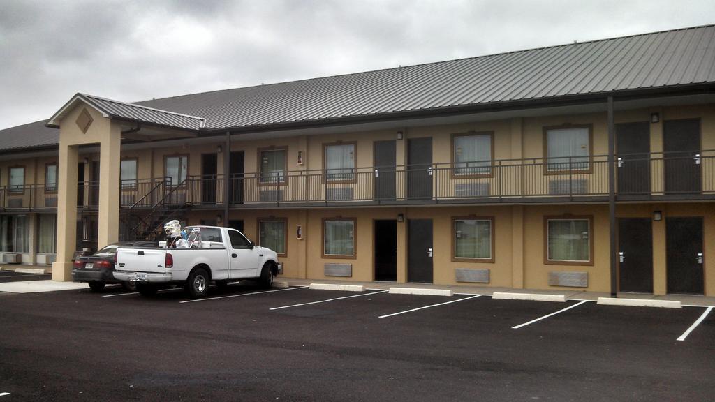 Relax Inn Heth Shell Lake Exterior photo